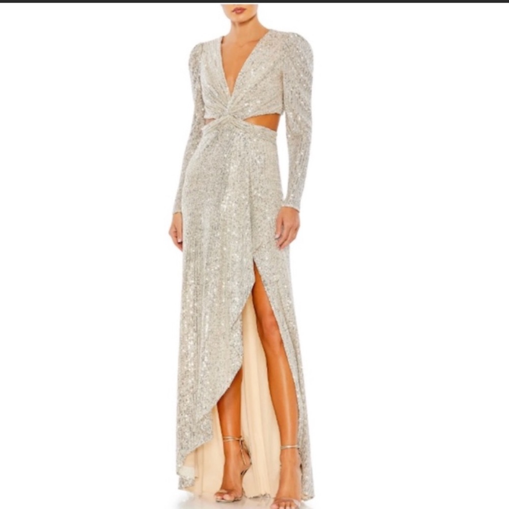 MAC DUGGAL Long Sleeve Sequin Gown in Nude
Size US 2